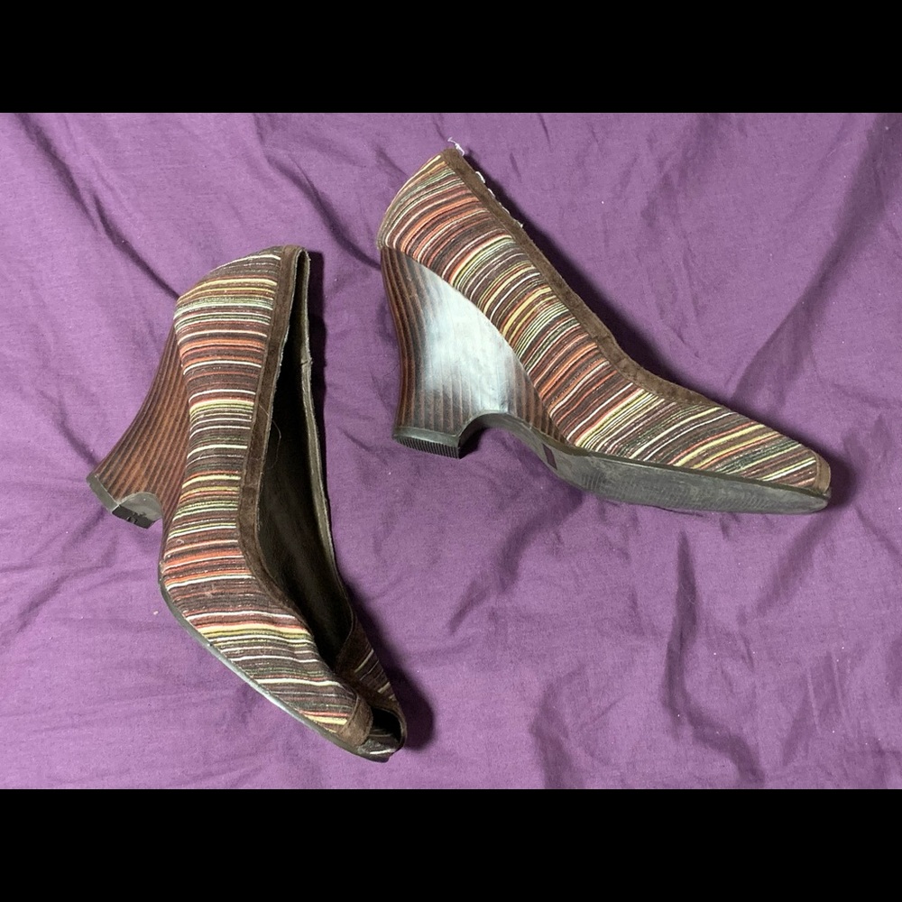 Suede striped peekaboo wedges 7M